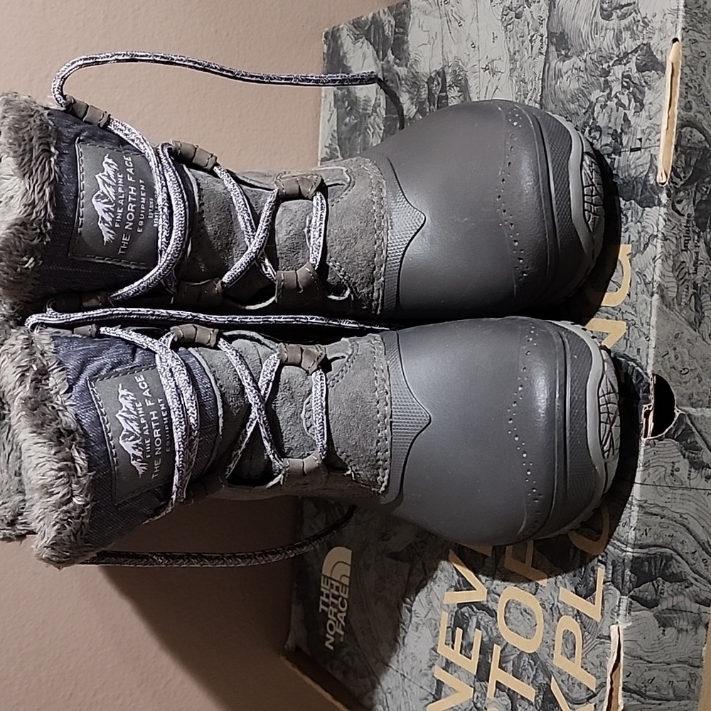 Womens size 5 The North Face grey shellista shorty snow boots
